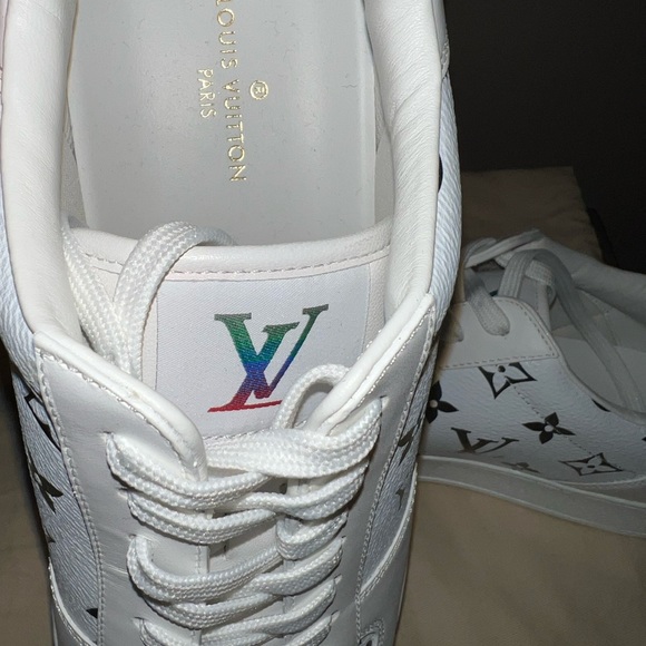 Authentic Louis Vuitton sneakers - Picture 6 of 11